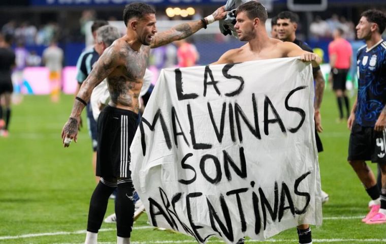 The coarse sheet smuggled into the pitch by some fan, and displayed by Argentines players following victory in the match with England