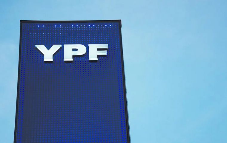 YPF will transfer 70% of the capital of Metrogas, the country's largest gas distributor, and 5% of Metroenerg&iacute;a, its trading arm