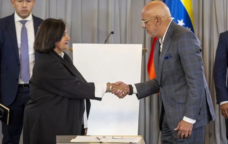 National Assembly president Jorge Rodr&iacute;guez and Dinorah Figuera, who heads the delegated committee of the assembly elected in 2015