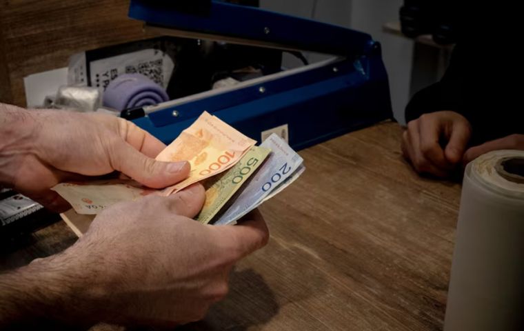 The report, which combines bank and non-bank financing, counts 20.4 million people holding some form of credit, of whom 5.3 million &mdash; 26.1% &mdash; were more than 90 days behind on payments