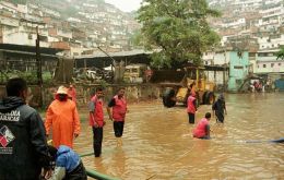The rainfall was caused by the passage of tropical wave number 37 over northern Venezuela, accompanied by lightning and wind gusts