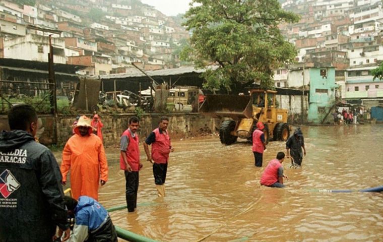 The rainfall was caused by the passage of tropical wave number 37 over northern Venezuela, accompanied by lightning and wind gusts