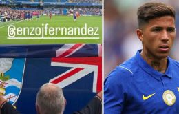 The supporter's gesture referred back to the controversy that arose after the World Cup semi-final played on July 15 in Atlanta, in which Argentina beat England 2-1