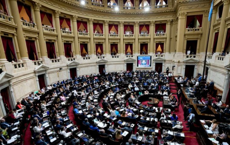 The request carried signatures from nine groups, among them PRO, the Uni&oacute;n C&iacute;vica Radical, Provincias Unidas, Innovaci&oacute;n Federal, Por Santa Cruz, La Neuquinidad and Adelante Buenos Aires