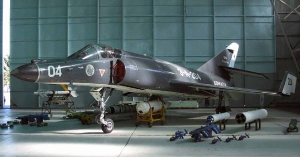 Argentina retira los aviones que hundieron dos barcos británicos en 1982