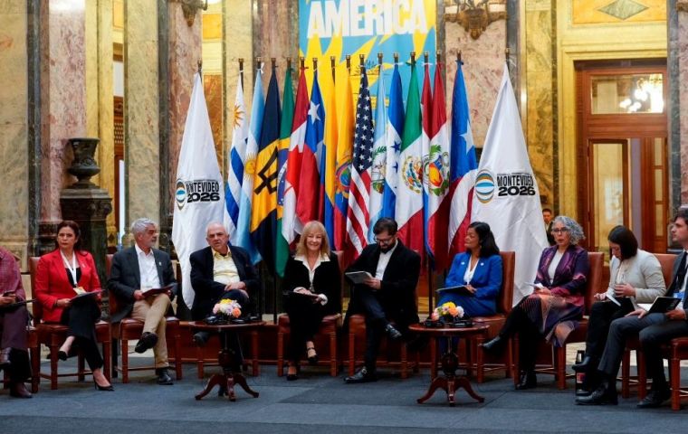 It is necessary to reframe the dialogue between the north and south of the Americas in more equal terms, said the meeting's coordinator, David Adler, at the closing session held at the Teatro Sol&iacute;s