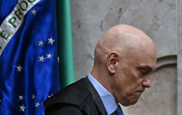 The report contains only what the banker sent. Forensic examiners recovered 52 files saved automatically by his phone, but not the judge's replies