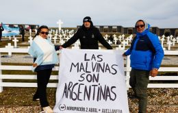 The delegation spent a week in the islands and visited Stanley, the Darwin cemetery and various sites of the 1982 fighting