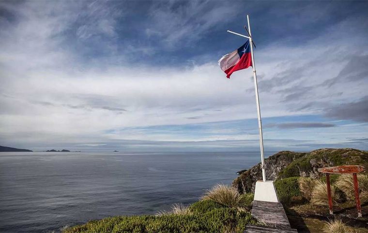 The transversal delegation of five Senators that reaffirmed exclusive, complete sovereignty of the Magellan Strait  