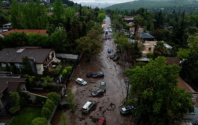 Las Condes mayor Catalina San Mart&iacute;n put the number of homes with some damage at around 2,000, 55 of them with serious habitability problems