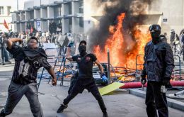 From early afternoon, groups built barricades from burning rental bicycles in the streets around the square and looted some shops, while police responded with tear gas