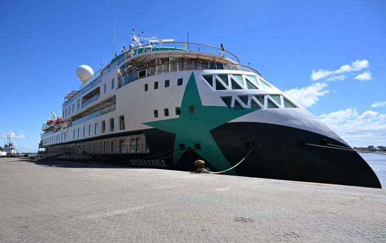 The vessels that arrived were the Expedition, Ocean Albatros, Ocean Nova, Sylvia Earle, Ocean Explorer, Seaventure and Sea Spirit, ships with reinforced hulls equipped to sail in polar waters