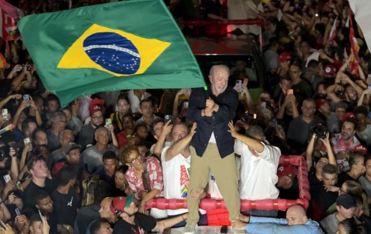 The fall in Ibovespa futures hit the permitted limit shortly after the open and forced a temporary halt in trading, prompting the S&atilde;o Paulo stock exchange