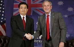 Pte. Hu Jintao and Pte. Bush shake hands after their APEC meeting