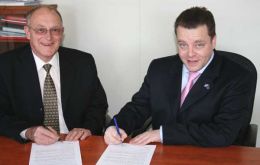 FIG CEO Dr M. Blanch and C&W Director A. Richardson sign the Heads of Understanding for the new Camp system.