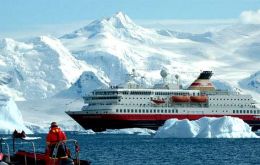 Last season 29.500 tourists  visited the Antarctica