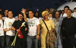 FARC hostages arrive at Maiquetia airport