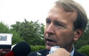 Neil Bush, talks to journalists in Asuncion