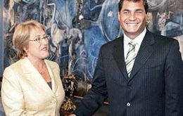Pte. Bachelet receive Pte. Correa in Santiago