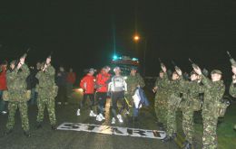Dave and Malcolm begin Falklands Marathon<br>Photo: (7 Magnificent Marathons)