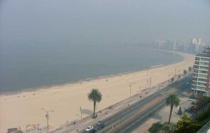 Montevideo Pocitos beach shows empty because smoke