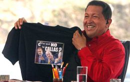 A joking Chavez show the t-shirt gave by the King