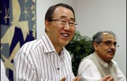 Ban Ki-moon in short sleeves sets the example