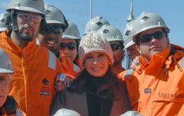 CFK surrounded by oil rig workers in the Argentine sea