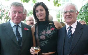 Sir Cedric Delves KBE DSO (left), Cmdr of D Sq in 1982 and Lt Cdr Roger Edwards RN who was seconded to the unit, with Kirsty Gallagher, the daughter of D Squadron Sgt Maj Laurence Gallagher SAS