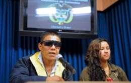 Former FARC Bueno and his girlfriend arrived Paris (AFP)