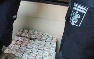 800.000 US dollars in cash that was found in 2007 in a Buenos Aires airport.