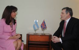 Pte. Cristina Fernandez and PM Gordon Brown during the meeting