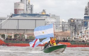 The fluvial protest gatheed several dozen vessels.