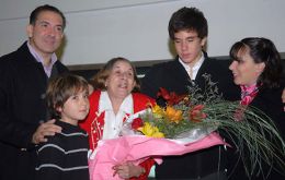 Hilda Molina and her family at Ezeiza airport