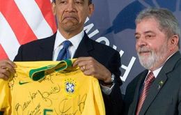 The yellow jersey signed by the Brazilian national team that defeated the US in the Confederations’ Final Cup.