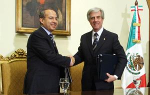 Presidents Calderon and Vazquez shake hands after signing bilateral agreements