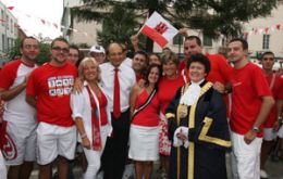 Chief Executive Peter Caruana and Mayor Olga Zammitt celebrate surrounded by supporters (Photo Gibraltar Chronicle)