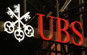Swiss bank UBS agreed to hand over to the IRS names of 4.450 secret accounts