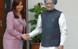 Indian Prime Minister, Dr Manmohan Singh, greets the Argentine President, Mrs. Cristina Kirchner
