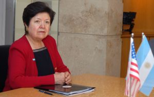 Ambassador Vilma Martínez had to elude an attack of fresh vegetables in Mendoza