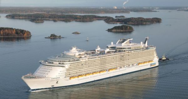 “Oasis of the Seas” with its 2.700 cabins on maiden voyage to Florida ...