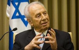 Peres agrees 100% with Chavez: “you shouldn’t sing in the bathroom”