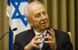 Peres agrees 100% with Chavez: “you shouldn’t sing in the bathroom”