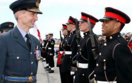 Outgoing CBFSAI Air Commodore Gordon Moulds chats with FIDF Private Jeremy “Spurs” Henry at the Battle Day parade