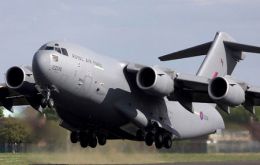 The C17’s huge capacity enables carriage of loads such as a Chinook helicopter or thirteen Land Rovers