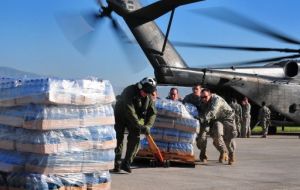 An air carrier, choppers and 10.000 US troops to help organize aid distribution (AFP)