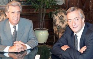Nestor Kirchner has a difficult relation with outgoing President Vázquez (L)