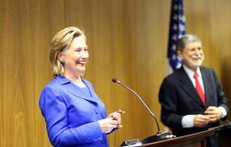 Hillary Clinton and Celso Amorim smile but have different approaches on Iran agreement (Photo: US Government)