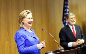Hillary Clinton and Celso Amorim smile but have different approaches on Iran agreement (Photo: US Government)