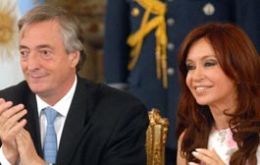 A public opinion poll showed the Kirchner recovering five points in a month 